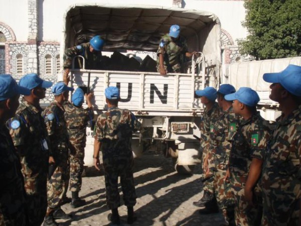 10-01-14-PAP-MINUSTAH-peacekeepers downloading humanitarian aid from a UN truck_JPG