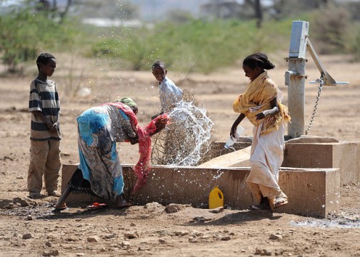 Ethiopian_women_and_boys_playing_with_water