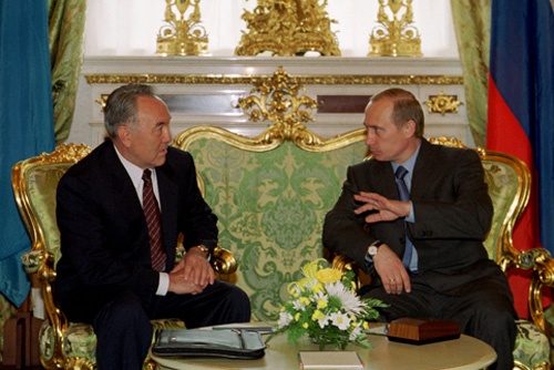 TAS34: MOSCOW, JUNE 19. -- Russian President Vladimir Putin (right) and President of Kazakhstan Nursultan Nazarbayev seen pictured during the tete-a-tete meeting in the Kremlin today. (ITAR-TASS photo/ Vladimir Rodionov, Sergei Velichkin) ----- ÒÀÑ59. Ðîññèÿ, Ìîñêâà. 19 èþíÿ. Âîïðîñû ïîëèòè÷åñêîãî ñîòðóäíè÷åñòâà, òîðãîâî-ýêîíîìè÷åñêèõ îòíîøåíèé, ïðèãðàíè÷íûå âîïðîñû, ïðîáëåìû Áàéêîíóðà è ñâÿçàííûå ñ íèì ýêîëîãè÷åñêèå âîïðîñû, à òàêæå ïðîáëåìû ÒÝÊ, æåëåçíîäîðîæíûõ òàðèôîâ è ñòàòóñ Êàñïèÿ îáñóäèëè ñåãîäíÿ ïðåçèäåíò ÐÔ Âëàäèìèð Ïóòèí (íà ñíèìêå - ñïðàâà) è ïðåçèäåíò Êàçàõñòàíà Íóðñóëòàí Íàçàðáàåâ.Ôîòî Ñåðãåÿ Âåëè÷êèíà è Âëàäèìèðà Ðîäèîíîâà (ÈÒÀÐ-ÒÀÑÑ)