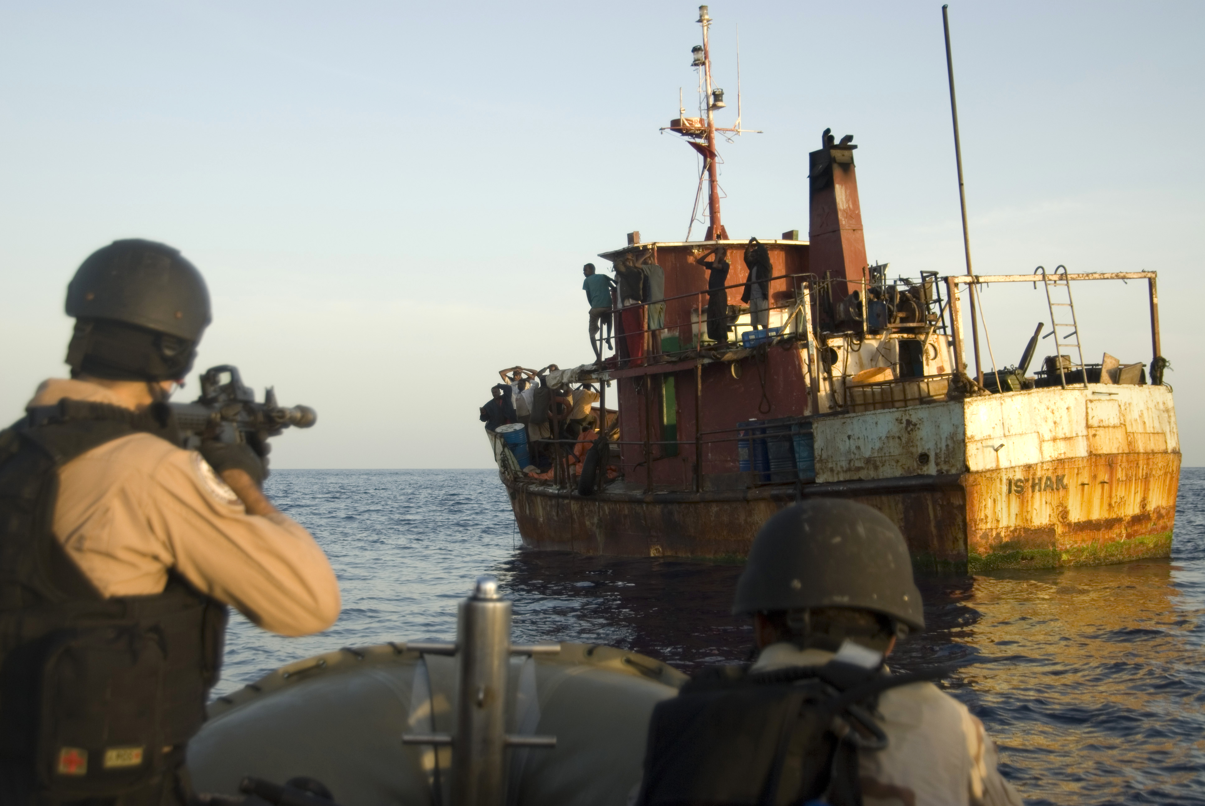 Судно террористами. Аденский залив сомалийские пираты. Аденский залив морские пехотинцы. Корабль пиратов Сомали. Морпехи в Аденском заливе.
